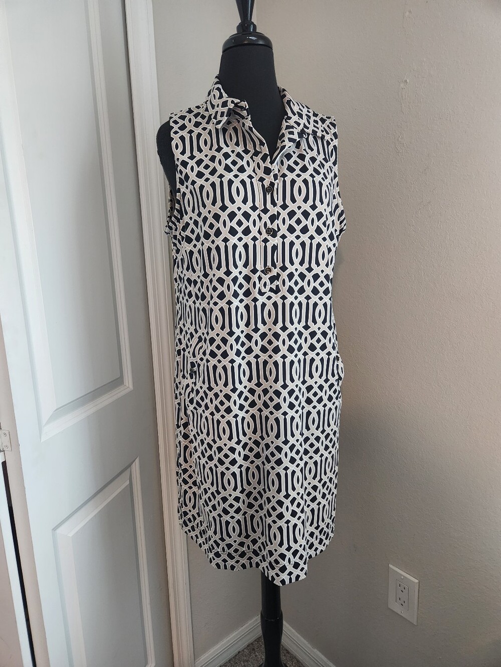 Lulu-B Sleeveless Geometric Shift Dress - Black & White